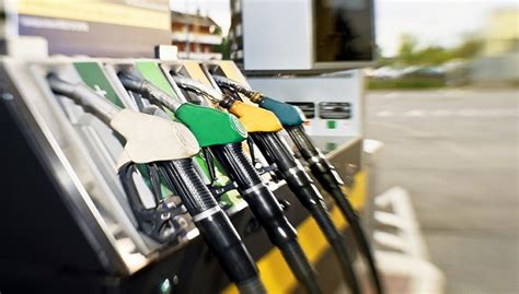 国内成品油价迎年内第五次下调，加满一箱油少花3元|界面新闻