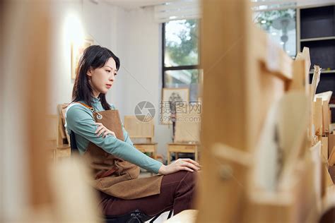 在画室画色彩画的女性高清图片下载-正版图片501806559-摄图网