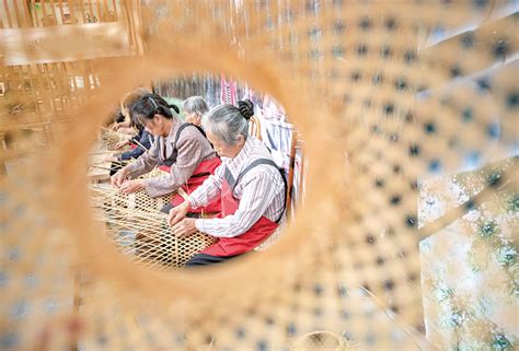 四川省南充市当地人用竹条编织竹席、晒席、鱼篓、箩筐等生产生活用品-中国质量新闻网