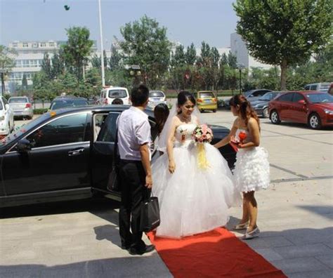新娘和新郎夫妻拥抱郁金香婚礼场地女性面纱男性订婚青年高清图片下载-正版图片320670765-摄图网