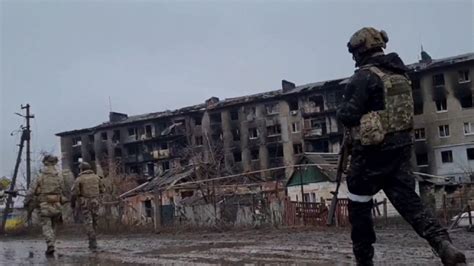 巴赫穆特争夺战持续，俄军动用集束弹轰袭乌东城市居民区_凤凰网视频_凤凰网