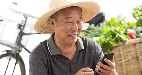 农民不需要同情，湖北65岁老农说：我很喜欢目前这种生活模式|湖北省_新浪新闻