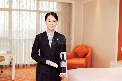 酒店服务贴身管家拿着红酒高清图片下载-正版图片501417151-摄图网