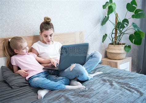 在家使用笔记本电脑学习的女学生呆在家里在线教育家庭教高清图片下载-正版图片506531815-摄图网