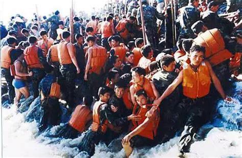 1998年抗洪救灾真实录像，30多万解放军以身抗洪，用血肉之躯铸成钢铁大堤_腾讯视频