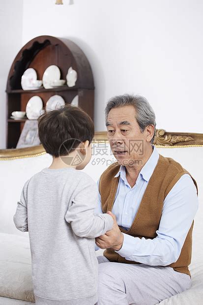 微笑的爷爷和孙子一起玩高清图片下载-正版图片502156837-摄图网