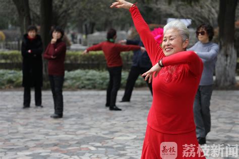 广场舞搬到了室内，杭州这群阿姨翩翩起舞的背后，有点暖