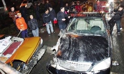 司机疑因酒驾发生车祸 当街撒尿踢警察(组图)_新闻中心_新浪网