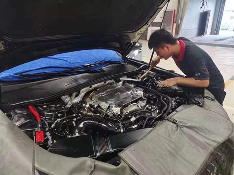 汽车修理工在检查发动机两人检查汽车高清图片下载-正版图片501686566-摄图网