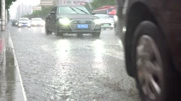图集|暴雨来袭，长沙“浇”警光脚淌水指挥交通 - 城事 - 新湖南