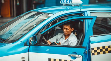 日本出租车司机平均一月工作13天收入2.4万，为什么年轻人不愿干？__凤凰网