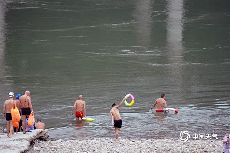 危急！2人在江中游泳抽筋 好在他们迅速抛出救生圈_荆州新闻网_荆州权威新闻门户网站