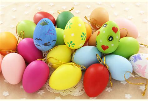 在调色半边盘上的彩色鸡蛋和母鸡装饰物高清图片下载-正版图片307170210-摄图网
