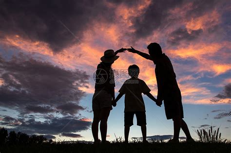 夕阳下幸福的一家三口手牵手高清图片下载-正版图片507679633-摄图网