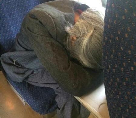 火车上没给老人让座遭指责 患病老人站票外出求医要不要让座?-新闻中心-南海网