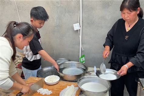 农村婆媳俩做手工凉皮，做法简单超好吃，一人一盘子吃撑了_凤凰网视频_凤凰网