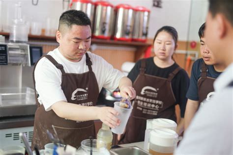 一个成功的餐饮品牌修炼三把斧：产品、体验、场景 | 运营派