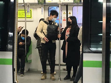 充电宝致地铁车厢冒烟 回应：未对列车运行造成影响_新闻中心_中国网