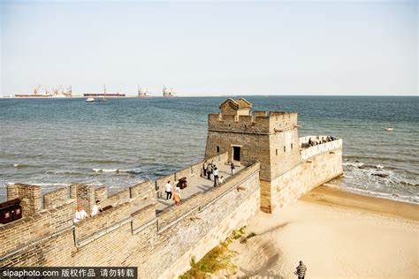 老龙头长城，位于河北省秦皇岛市山海关，这里是明长城的东部起点