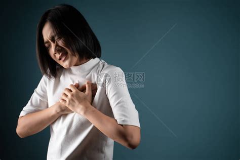 亚裔妇女患上胸部疼痛的病高清图片下载-正版图片506656469-摄图网