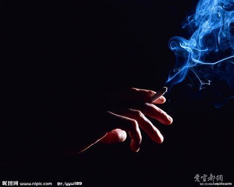 一个人孤独抽烟的图片 2023一个人抽烟伤感图片_配图网