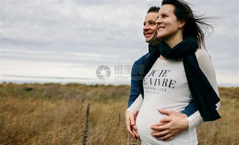 怀着伴侣拥抱和肚子的怀孕高清图片下载-正版图片303405191-摄图网