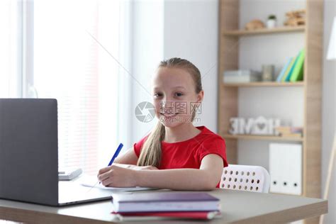 一个孩子在家通过互联网上的现代笔记本高清图片下载-正版图片504476813-摄图网