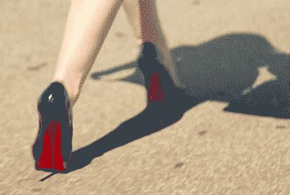 特写女人的脚走在街上穿着高跟鞋走路的女人腿视频特效素材-千库网