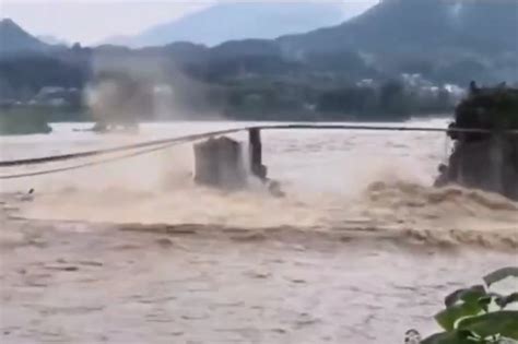 台风过后济南河水爆涨 冲毁路桥沿河建筑_新华报业网