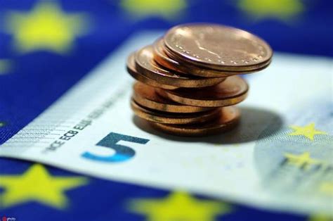历史上的今天5月2日_1998年欧盟15国国家元首和政府首脑在比利时首都，启动欧元进入倒计时。
