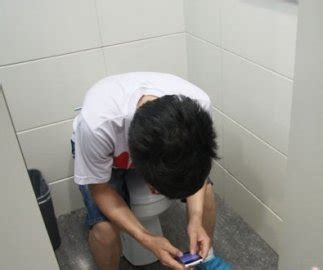 在厕所玩手机长时间以个姿势变植物人|厕所|手机-知识百科-川北在线
