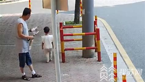 两岁女童光脚走在大街上 幸好遇到了他