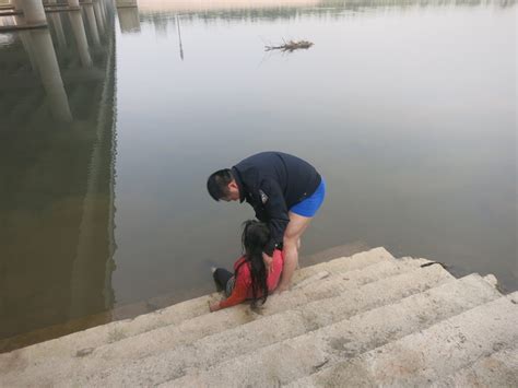 5年前跳水救人的金华民警 昨天又赤脚奔进江里了--金华频道