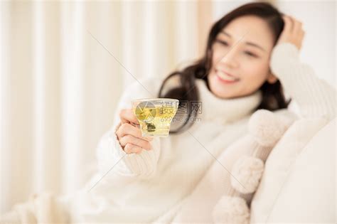 冬季青年女性居家喝养生茶高清图片下载-正版图片501538960-摄图网