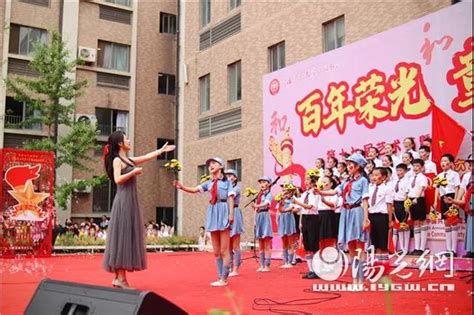 锦园小学：一年级新生入队仪式 队员进社区做“队”的事-温岭新闻网