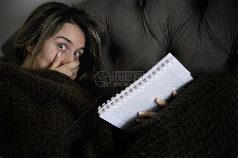 晚上在床上看书的快乐女人在意想不到高清图片下载-正版图片506421267-摄图网
