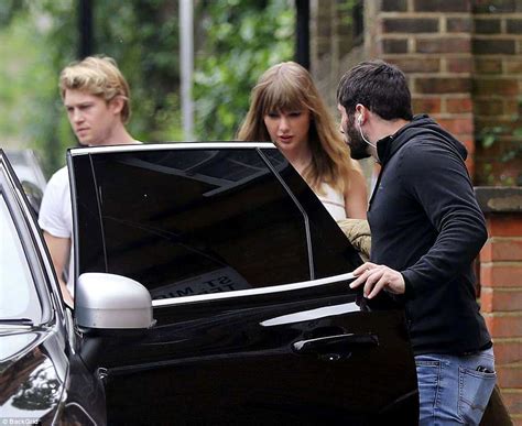 霉霉Taylor Swift和男友 Joe Alwyn当地时间5月30日在伦敦的一家传统