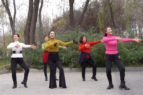 最简单的广场舞8个8拍步子舞，没基础的人一看都会跳_腾讯视频
