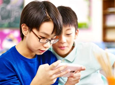 教育部新规禁止手机进校园，一起教育股价大跌14% | 风眼前线_凤凰网