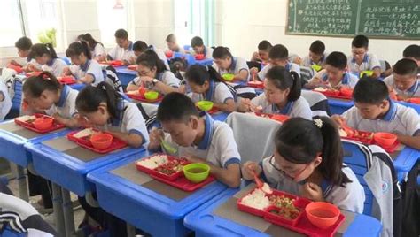 深圳龙岗：学校及家委代表走进校外配餐企业