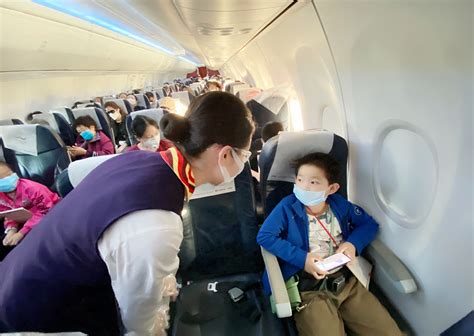 女子嫌飞机厕所小让孩子在后舱大便（图） - 中国民用航空网