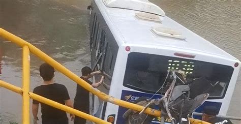 上海公交车坠河6小时被打捞上岸，车体部分变形，坠河瞬间曝光_腾讯视频