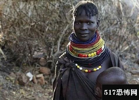 非洲原始部落辛巴族，喜欢全身涂满红泥，一生几乎不洗澡