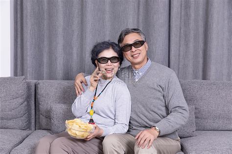 在电影院看电影的老年夫妻高清图片下载-正版图片502231282-摄图网