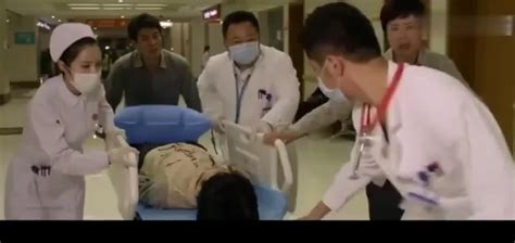 精彩视频：小苏吐血被送进急诊室，没想到病情太重，当场去世了_新浪新闻