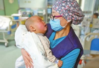 郑州一医院大厅现遗弃女婴 保卫科称1年捡20个-大河新闻