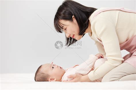 月嫂照顾婴儿宝宝高清图片下载-正版图片501728691-摄图网