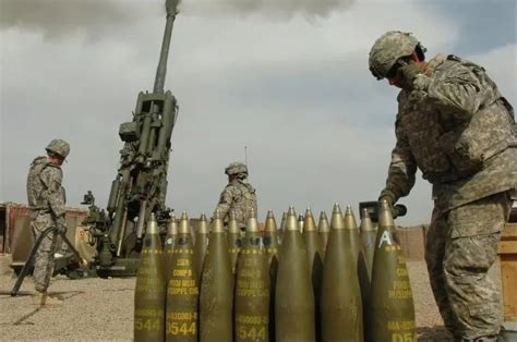 火上浇油！美国援乌M777榴弹炮和卫星制导炮弹，已突破战争红线
