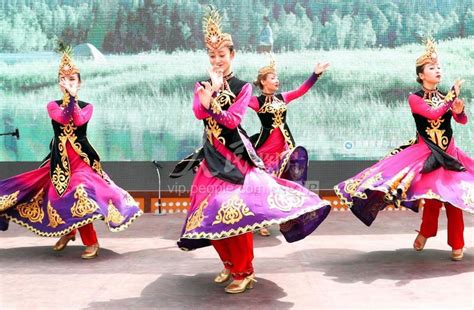 乌鲁木齐：民族舞迎客来-人民图片网