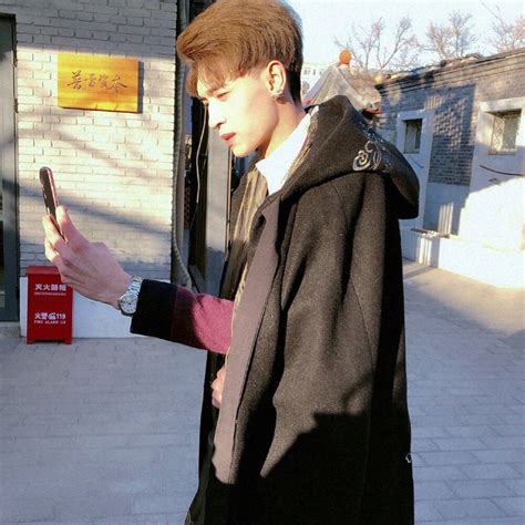 秦霄贤自拍黄色系私服图片